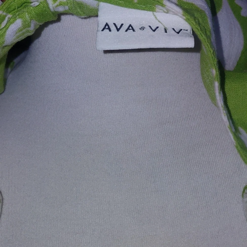Ava & Viv Green and White Floral V-Neck Blouse - Picture 2 of 2
